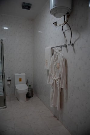 Comfort dubbelrum - utsikt mot poolen | Badrum | Handdukar, tvål, schampo och toalettpapper