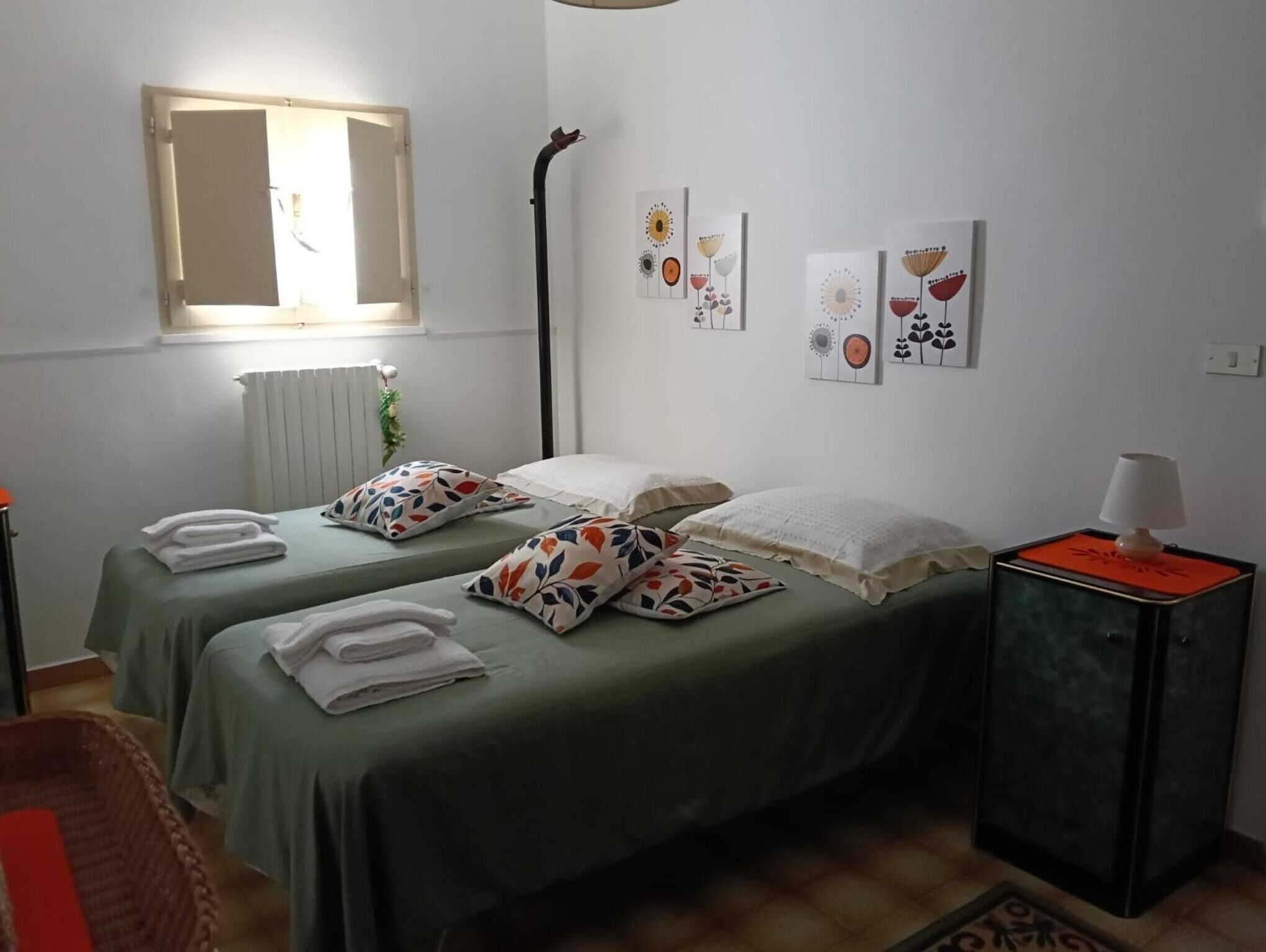 Tabla de planchar con plancha, wifi y ropa de cama 
