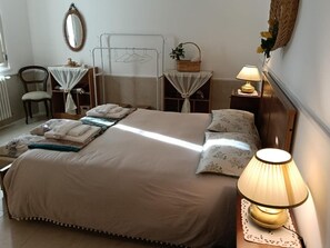 Room - 'Casina Lupis' Apartment with Wi-Fi and Air Conditioning (Binetto)