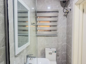 Toalhas de banho, sabonete, papel higiênico 