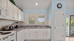 Coffee/tea maker, fridge, microwave, oven - I'm Lov'n Sea and Sand: Dog Friendly | 4Br (Corolla)