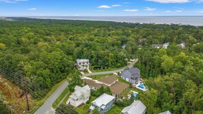 Un quartier résidentiel où les maisons sont entourées d’une végétation luxuriante et offre une vue dégagée sur la mer.