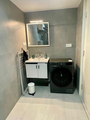 ヘアドライヤー、タオル、石鹸、トイレットペーパー