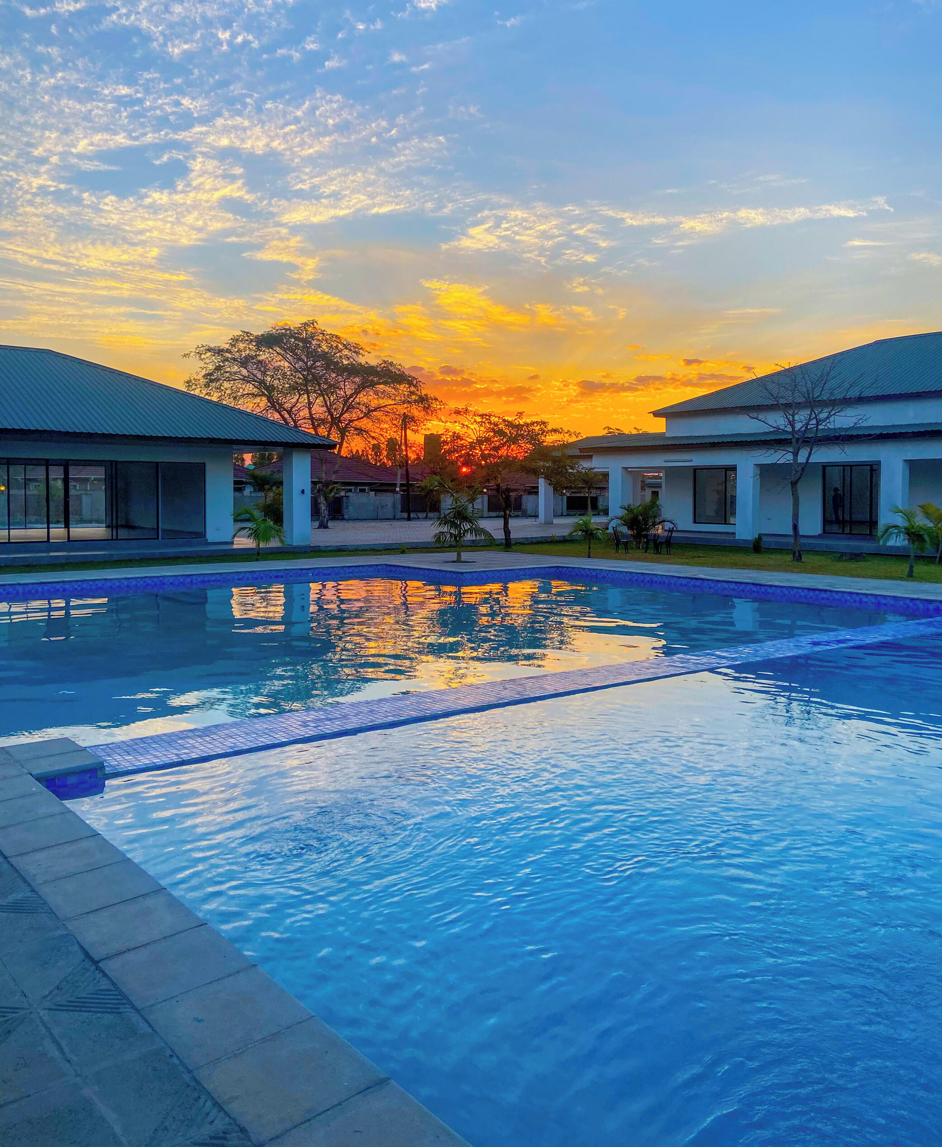 2 outdoor pools