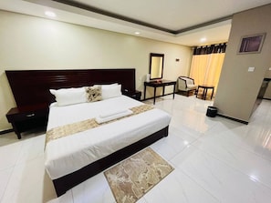 Desk, laptop workspace, WiFi (free) - Oakwood Guest House (Palapye)