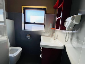 Shower, towels, soap, shampoo - Oakwood Guest House (Palapye)