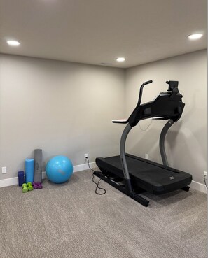 Fitness facility - Spacious 5-bedroom Wasatch Cottage with Hot Tub (Sandy)