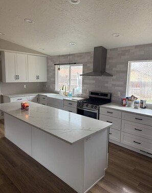 Private kitchen - Spacious 5-bedroom Wasatch Cottage with Hot Tub (Sandy)
