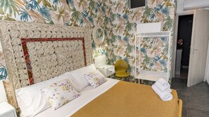A hotel room with a bed, a bedside table, a chair, and a mirror. - Hotiday Ferrara Centro (Ferrara)