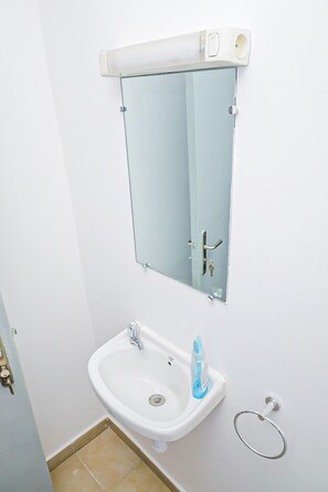 Douche, serviettes fournies, papier toilette