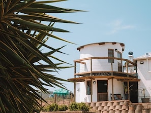 A two-story building with a balcony, surrounded by greenery. - Dassenheuwel Farm Cottages (Malmesbury)
