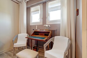 Interior - Geranium Room 600m from the Beach (Névez)