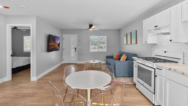 Ein modernes Apartment mit Küche, Essbereich und Wohnzimmer.