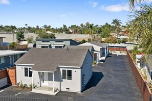 A residential area with modern houses, a clear sky, and a parking lot. - Vista Home Base | Parking, Near Beaches & Shops (Vista)