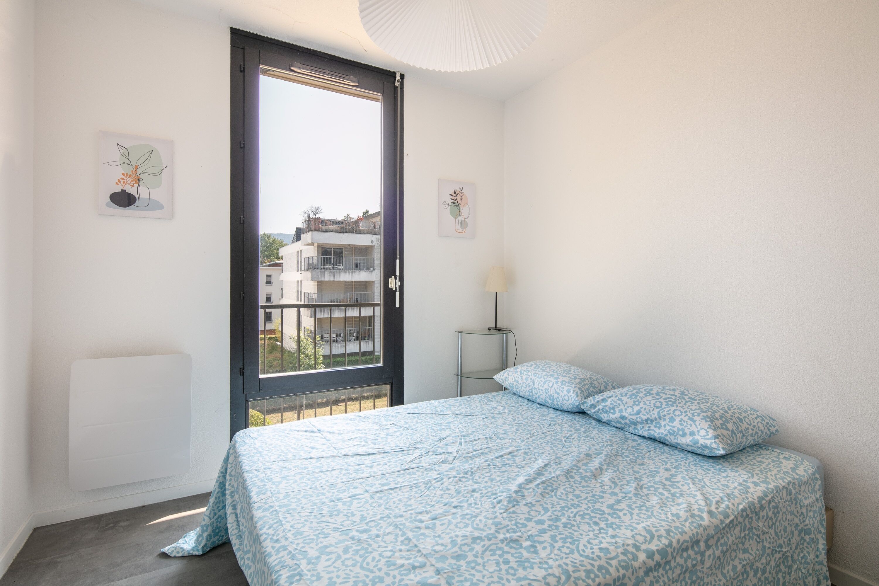 Tabla de planchar con plancha y ropa de cama