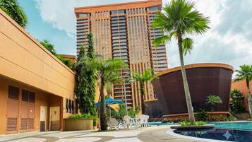Suite estudio Deluxe, vista a la ciudad | Alberca