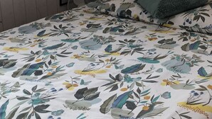 Tabla de planchar con plancha, wifi y ropa de cama