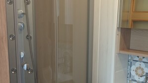 Secadora de cabello, toallas, jabón, papel de baño