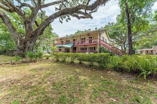 The Chaz Hotel: Historic Springs Lodge (Sleeps 18)