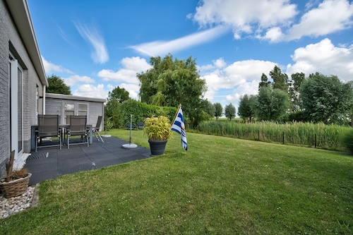 Vakantiehuis met privéterras, tuin, sauna en wifi in Scharendijke