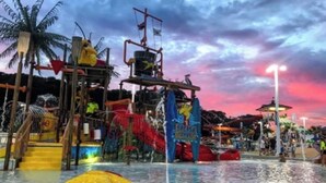 En vandpark med forskellige legestrukturer og vandrutsjebaner.