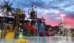 Ein Wasserpark mit verschiedenen Spielgeräten und Rutschen.