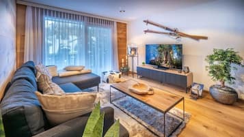 Appartamento, balcone, vista giardino | Area soggiorno | TV a schermo piatto