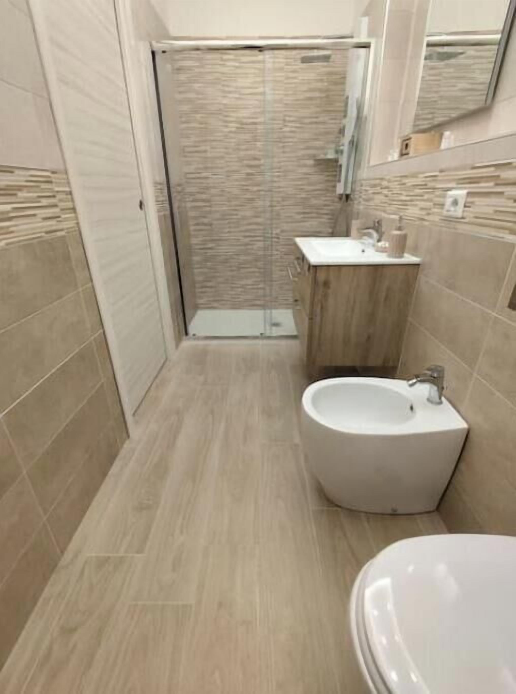 Dusche, Haartrockner, Bidet, Handtücher
