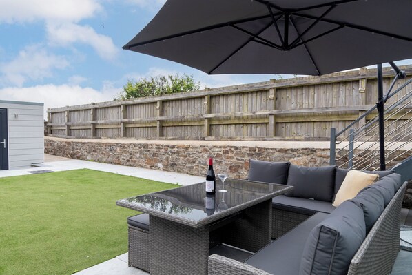 Outdoor dining - Monkstone View - Direct Beach Access (Saundersfoot)