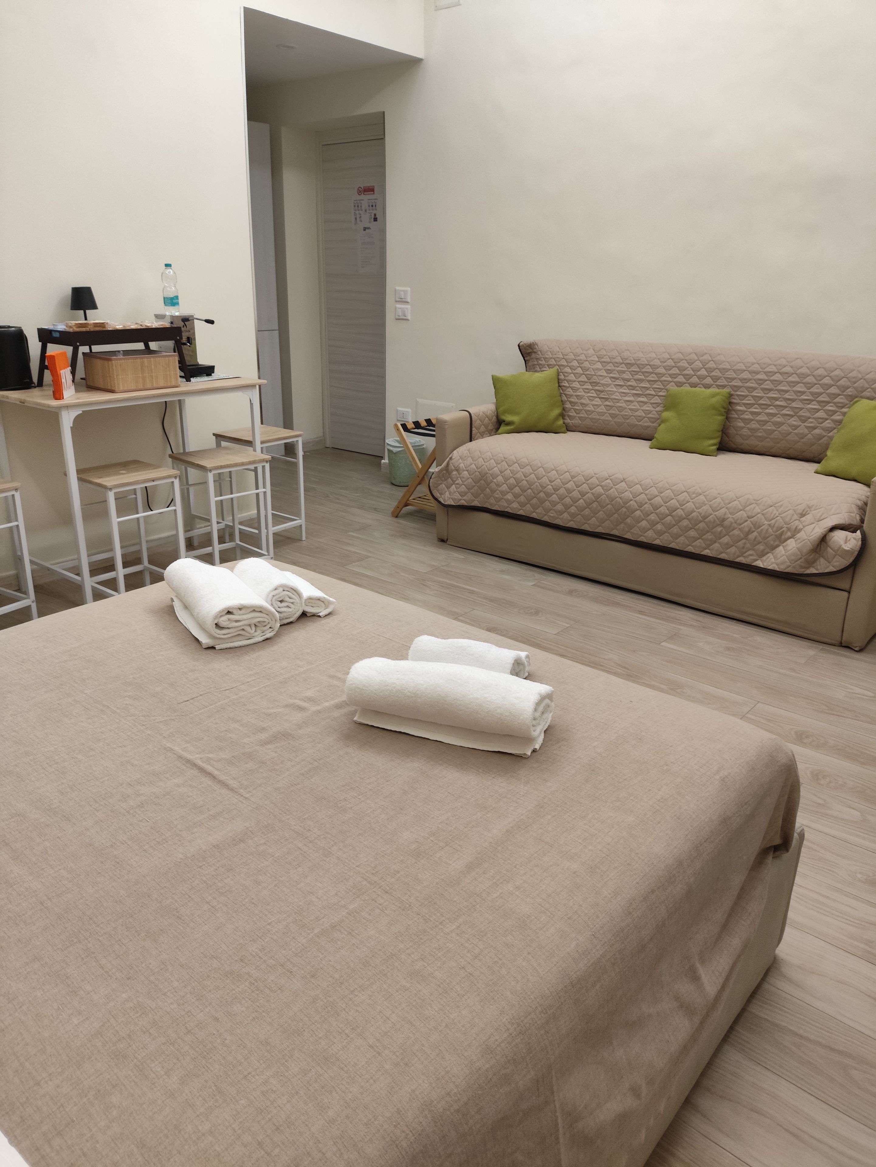 Une chambre d’hôtel avec un lit, un canapé, un bureau et une chaise.