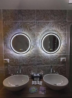 Een douche, een haardroger, een bidet, handdoeken