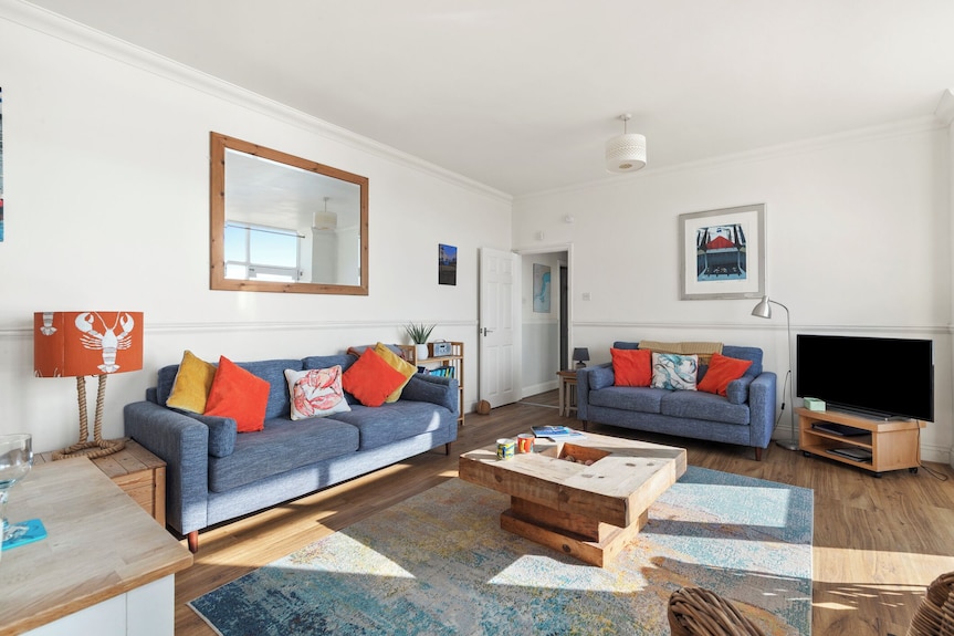 1 Sunny Cove - Direct Beach Access, Sea Views - Tenby