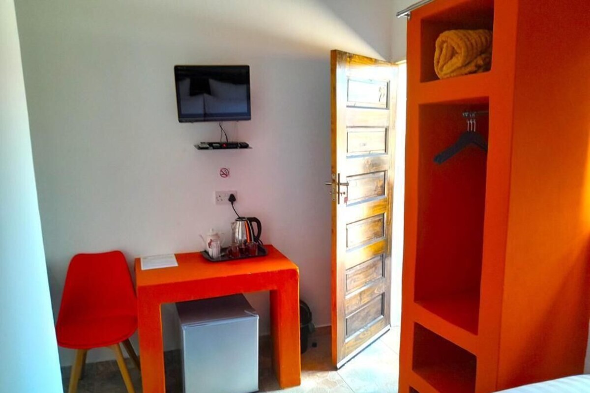 Kamar Double Standar, pemandangan halaman | Meja kerja, ruang kerja ramah laptop, dan Wi-Fi gratis