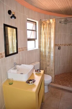 Kamar Double Deluks, pemandangan halaman | Kamar mandi | Shower, perlengkapan mandi gratis, handuk, dan sabun