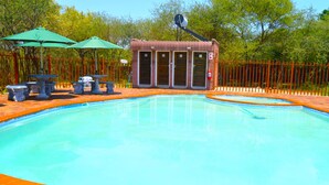 Chambre double, vue sur la cour intérieure | Piscine