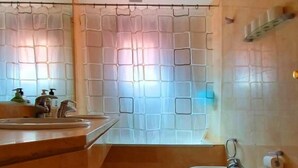 Apartamento | Banheiro | Secador de cabelo, toalhas de banho, sabonete 