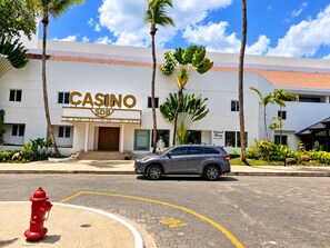 Un bâtiment sur lequel on peut lire l’inscription « CASINO SDB ».