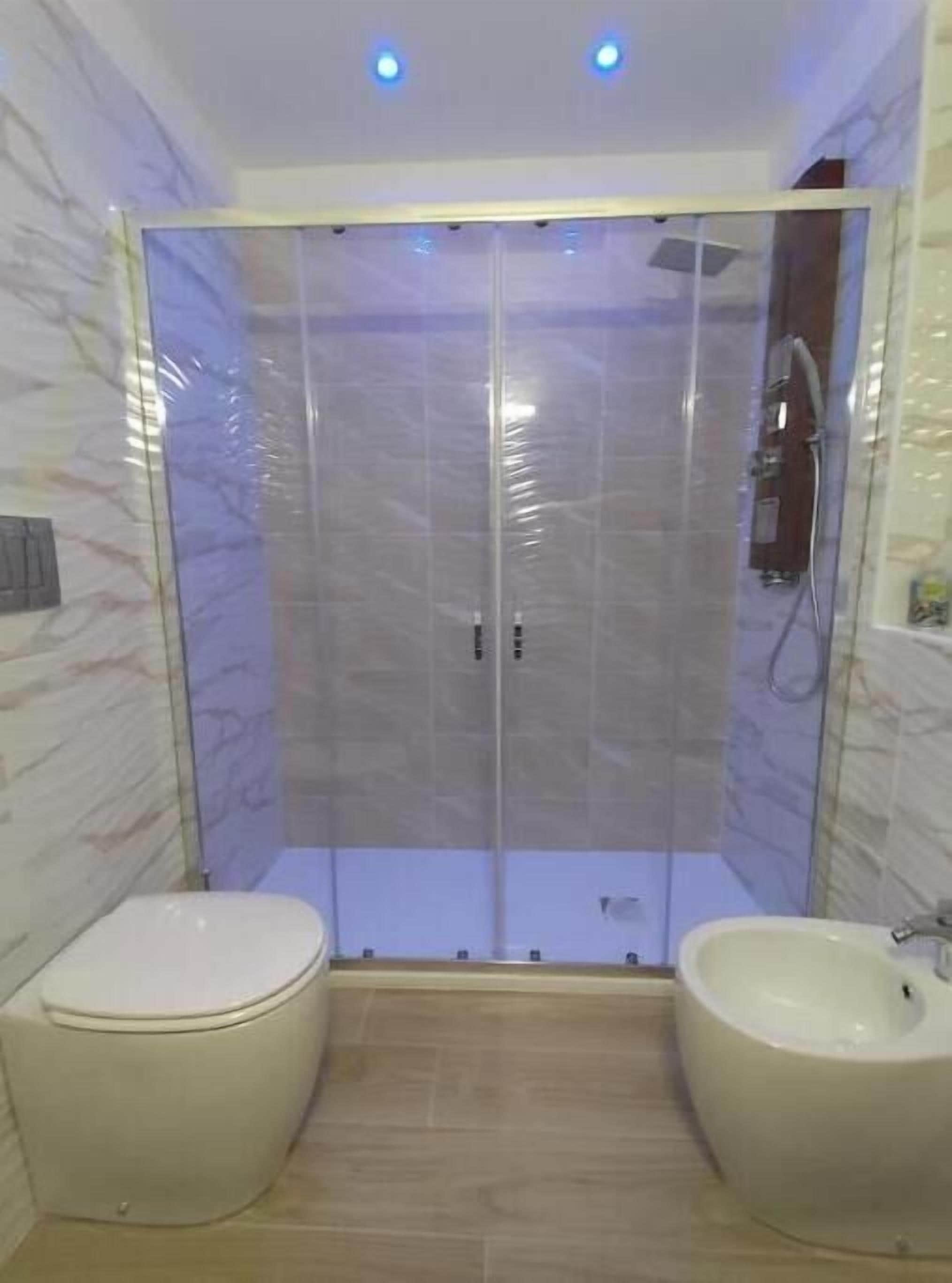 Douche, sèche-cheveux, bidet, serviettes fournies