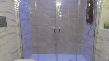 Douche, sèche-cheveux, bidet, serviettes fournies