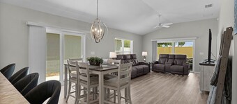 EV Friendly, Dog Friendly, Golf Cart 3/2 Courtyard Villa