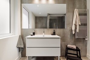 Dusche, Bidet, Handtücher