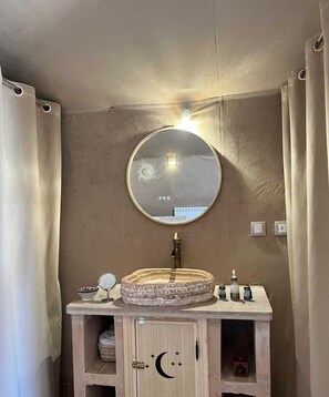 Doppia Luxury, patio, vista deserto | Bagno | Asciugacapelli, asciugamani, sapone, shampoo