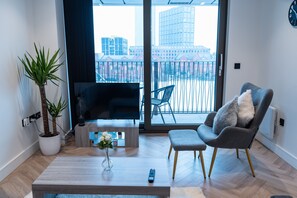 Living area - 1 Bed Apartment, with a balcony city & canal view in Manchester City Centre! By Kammili Properties (Manchester)