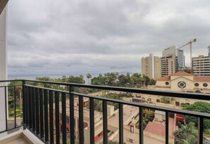 A balcony with a view of a cityscape, including buildings and palm trees. - w* | Welcoming 2BR w/ Balcony in Miraflores (Miraflores)