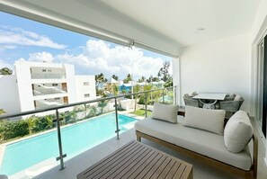 Outdoor dining - Modern 2-bedroom Apartment: Steps to Beach & PoolC comfort (Cabarete)