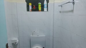 تجهيزات دش، مناشف، صابون، ورق حمّام