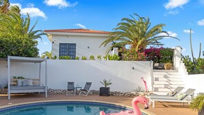 Pool - Grand View: The Room with a Spectacular View (Willemstad)