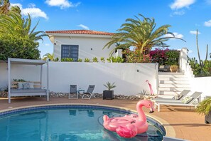 Pool - Grand View: The Room with a Spectacular View (Willemstad)