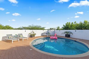Pool - Grand View: The Room with a Spectacular View (Willemstad)