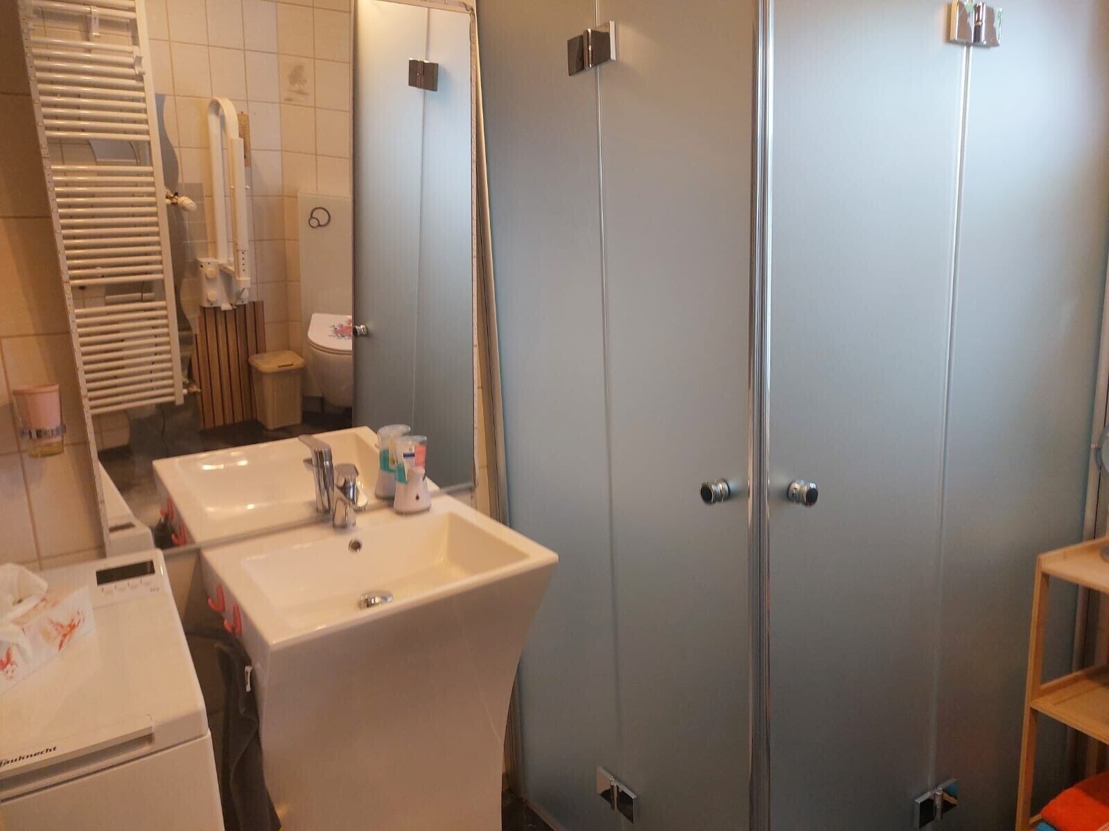Douche, séchoir à cheveux, serviettes fournies